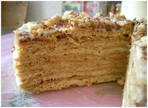 Кусочек простого торта с медом